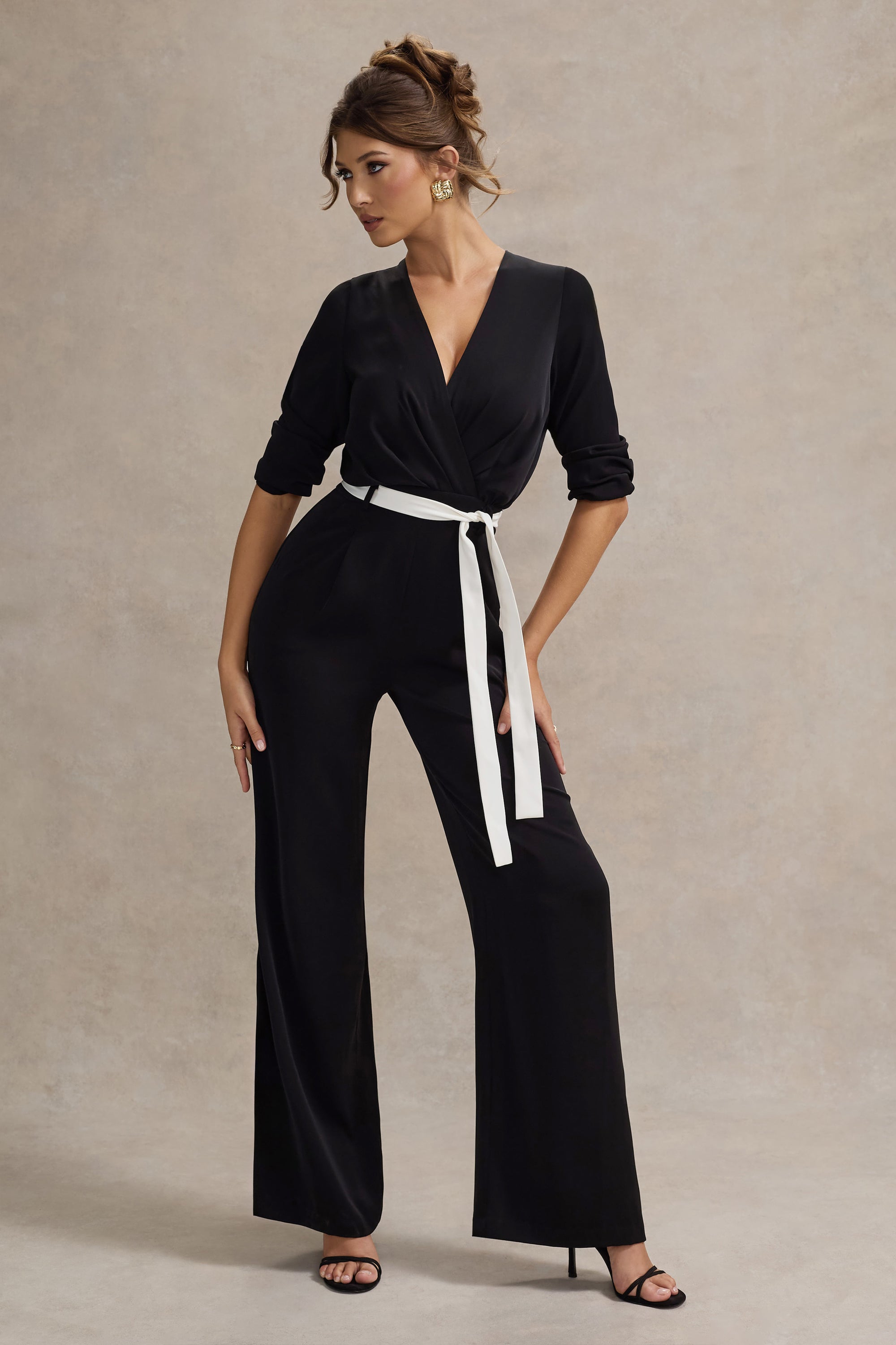 Ruba | Mono negro con escote en V y cinturón en blanco