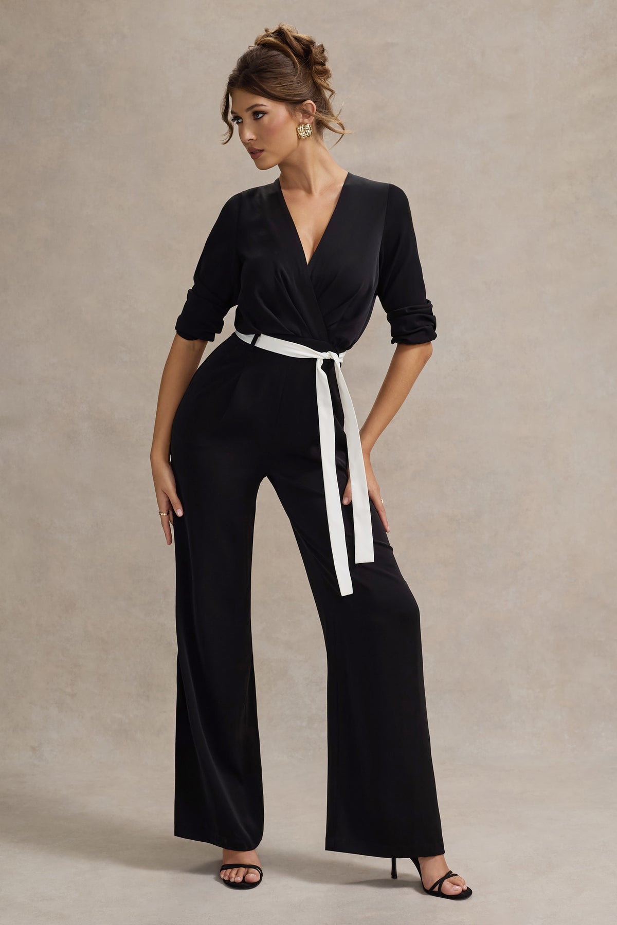 Ruba | Mono negro con escote en V y cinturón en blanco