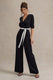 Ruba | Mono negro con escote en V y cinturón en blanco