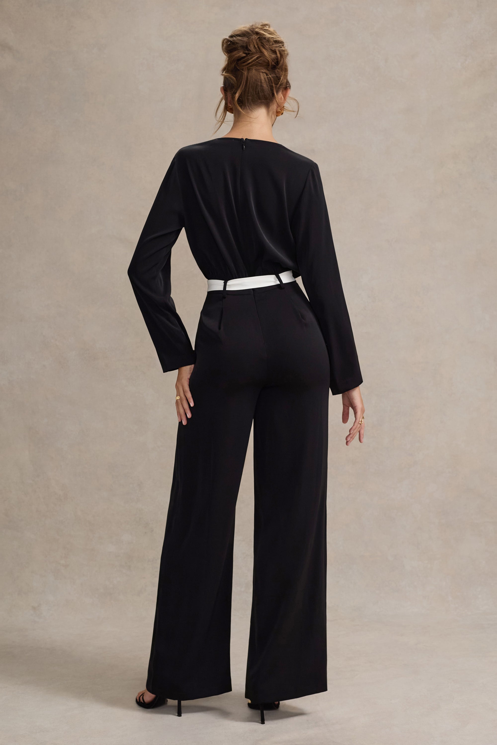 Ruba | Mono negro con escote en V y cinturón en blanco