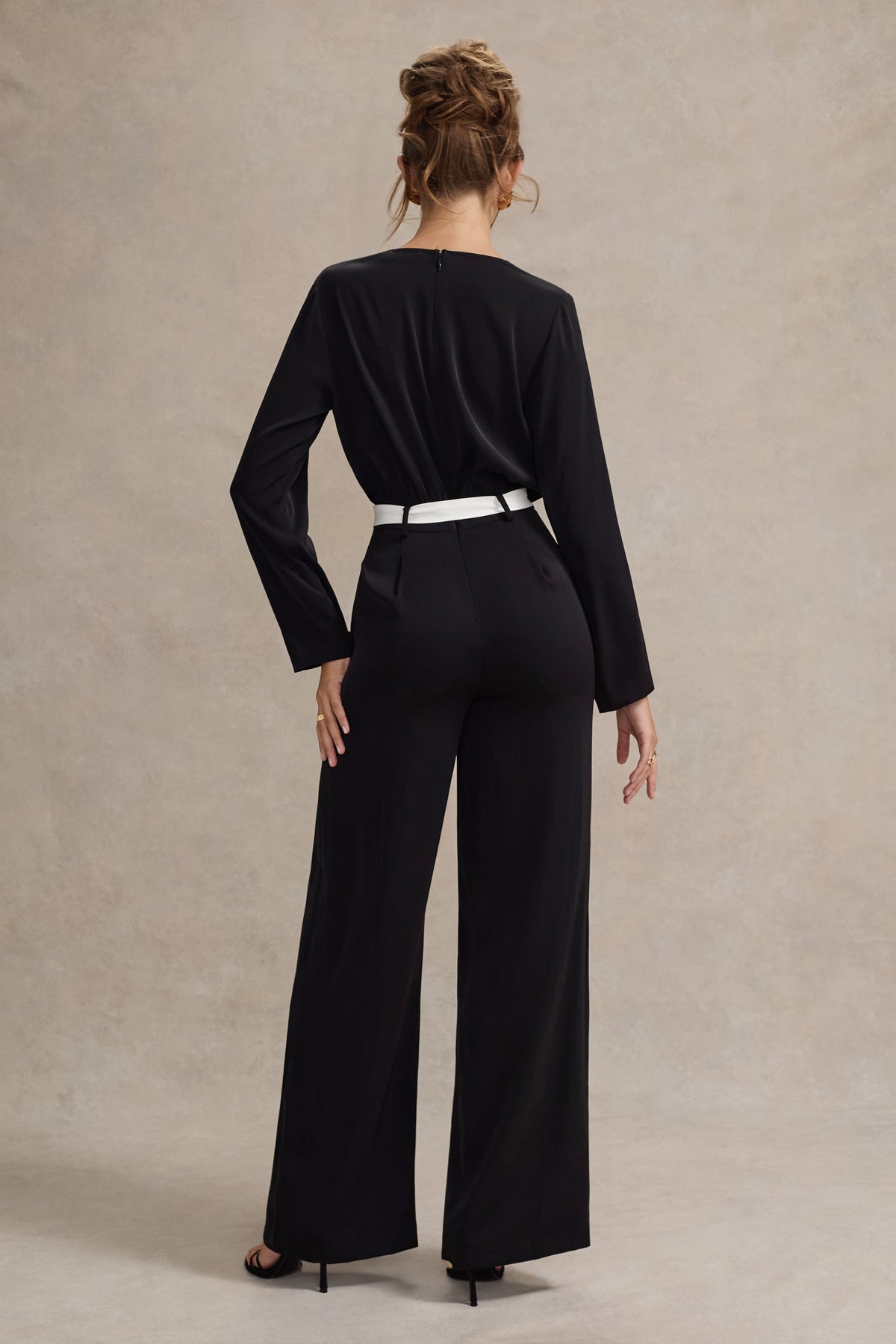 Ruba | Mono negro con escote en V y cinturón en blanco