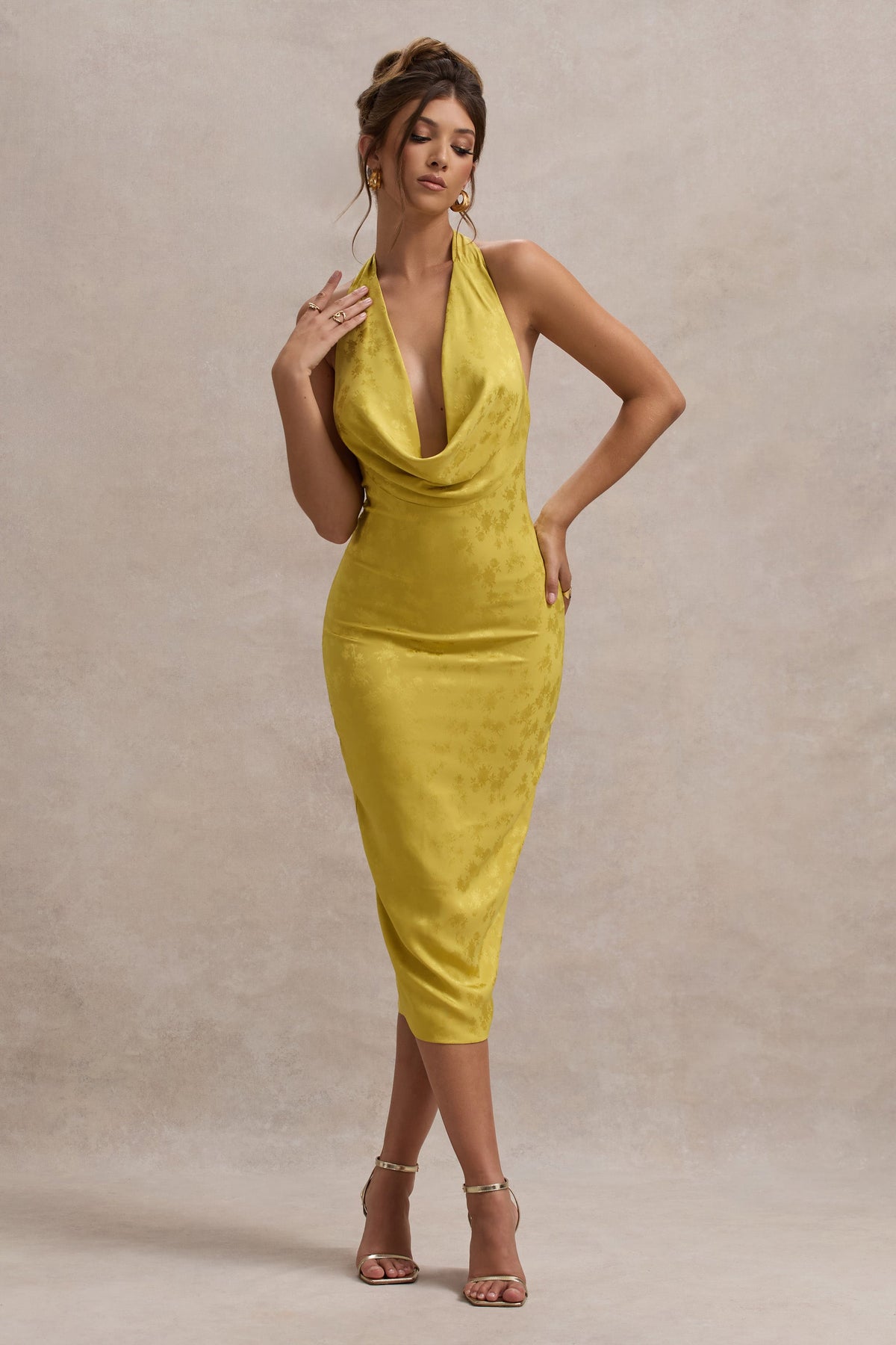 Maciza |  Vestido midi satinado en color mostaza con escote profundo