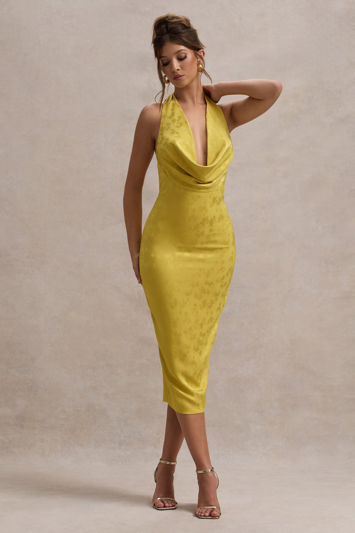 Maciza |  Vestido midi satinado en color mostaza con escote profundo