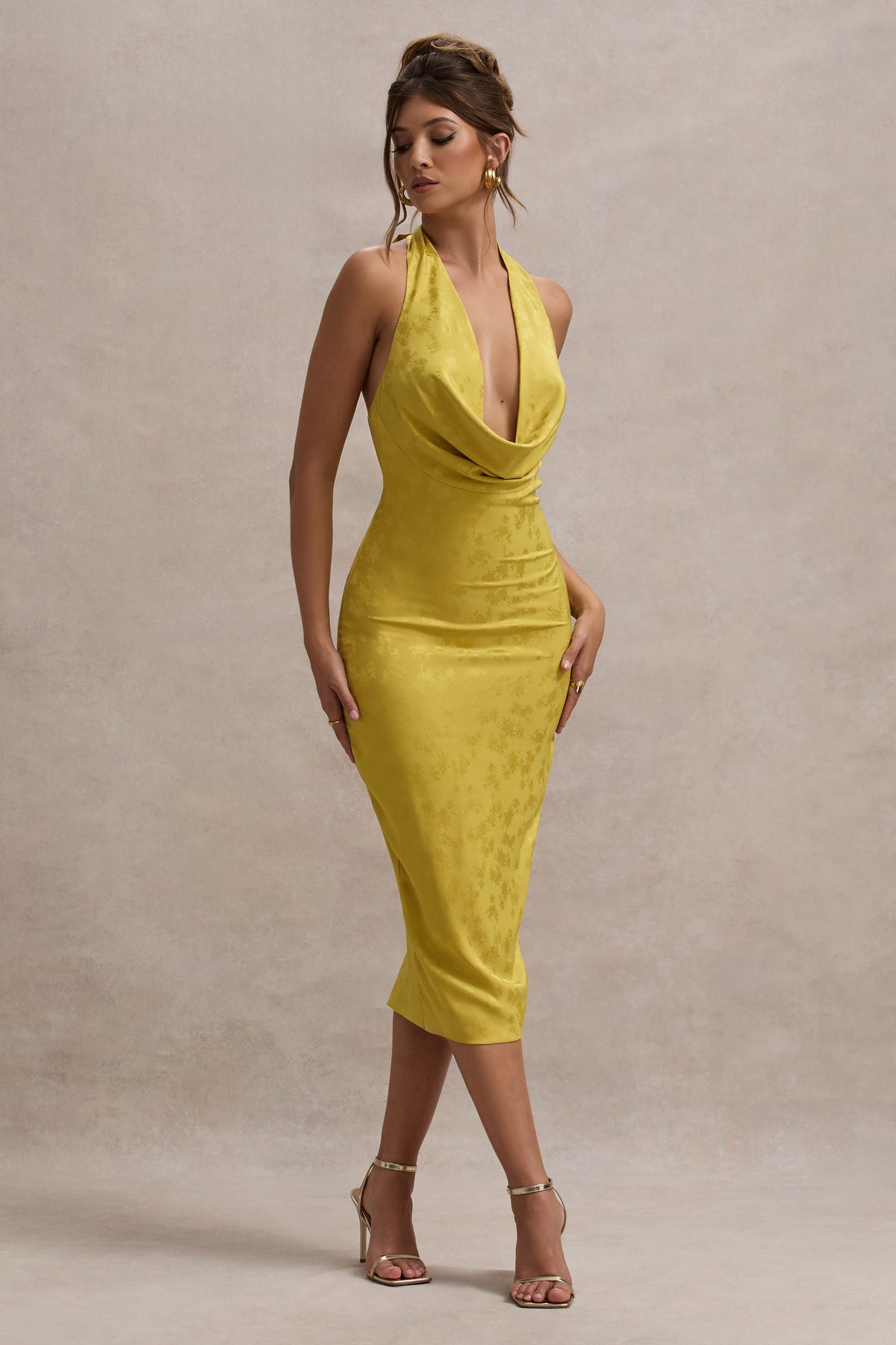 Maciza |  Vestido midi satinado en color mostaza con escote profundo