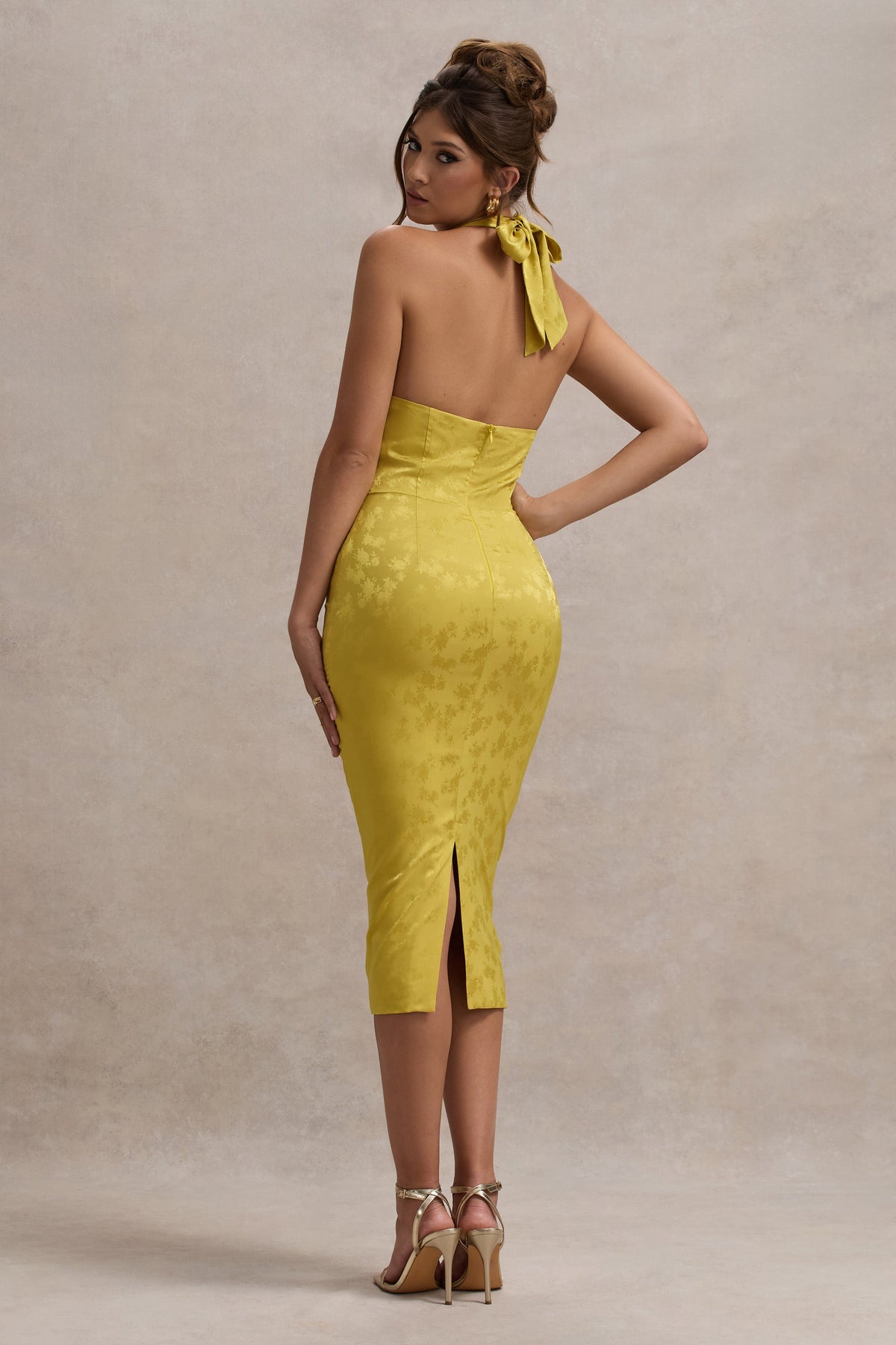 Maciza |  Vestido midi satinado en color mostaza con escote profundo