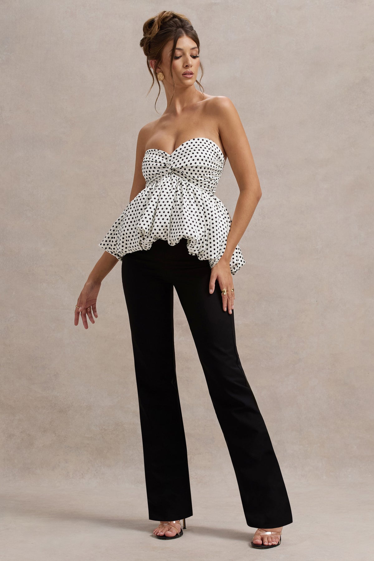 Divina | Mono strapless de lunares blancos y negros con volantes.