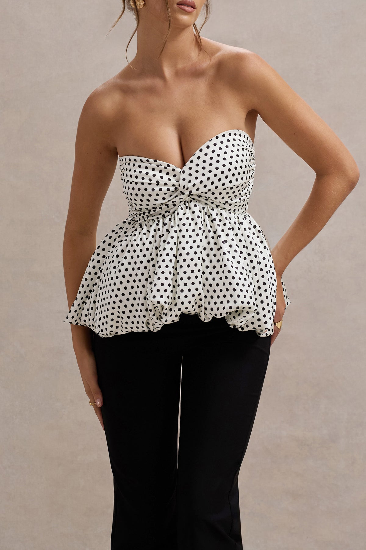 Divina | Mono strapless de lunares blancos y negros con volantes.