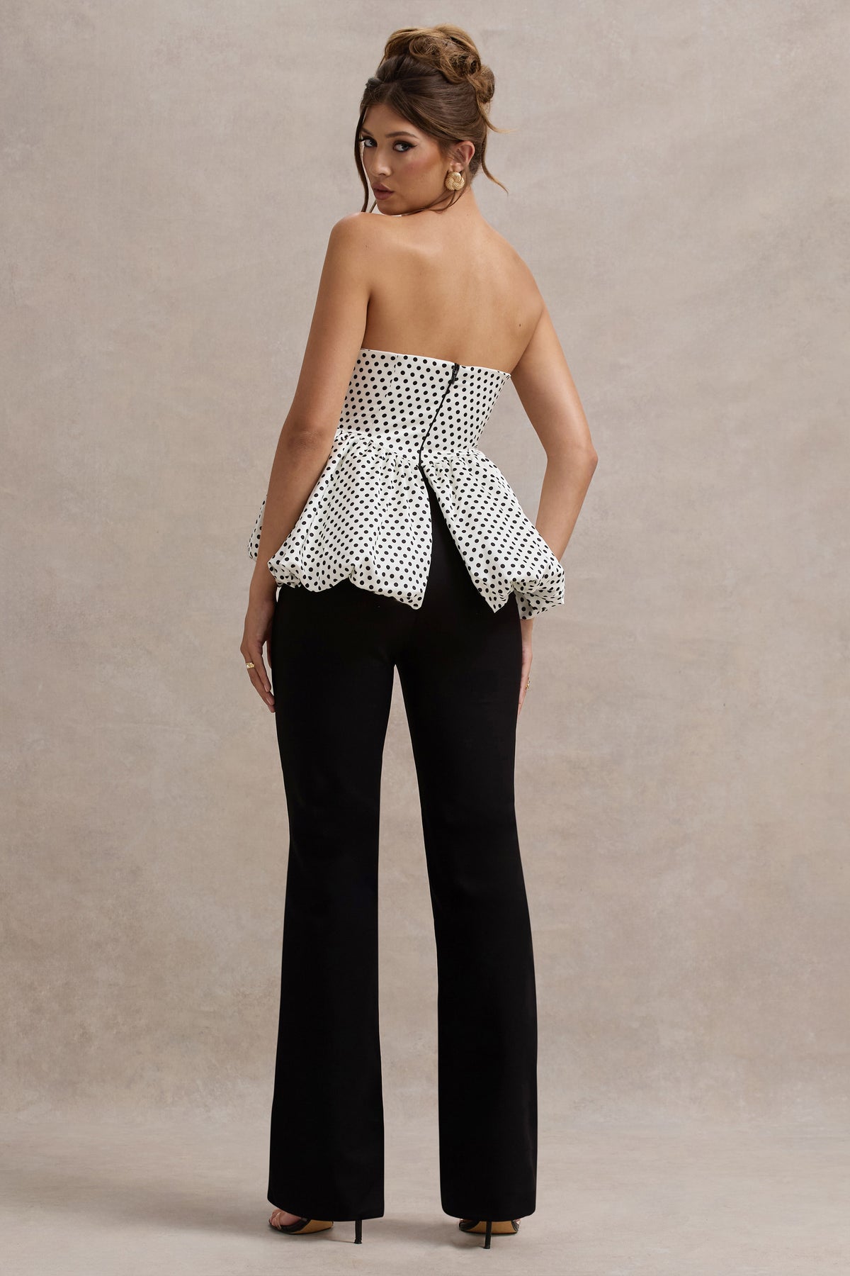 Divina | Mono strapless de lunares blancos y negros con volantes.