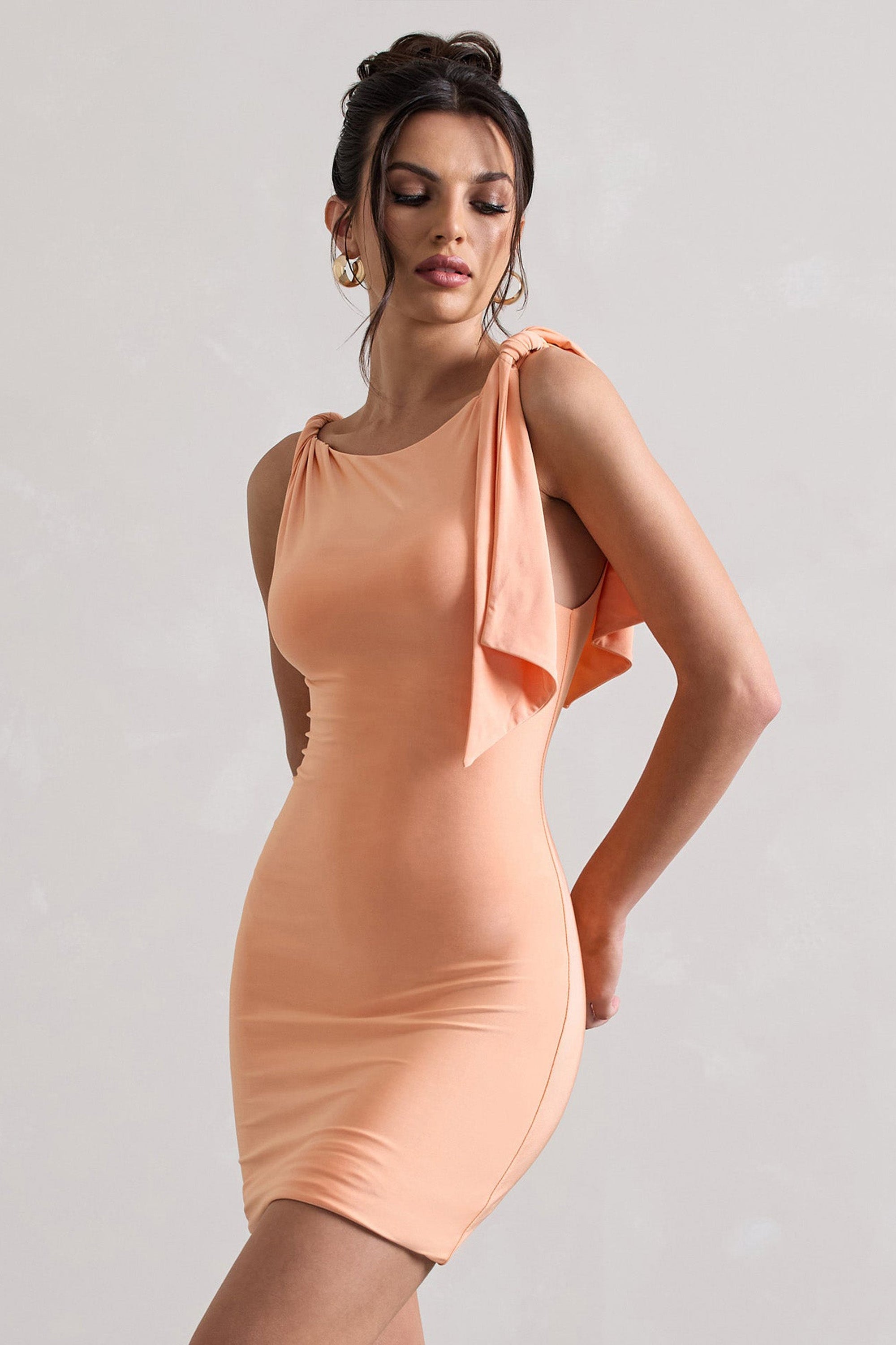 Cassie | Vestido Corto Coral con Nudo