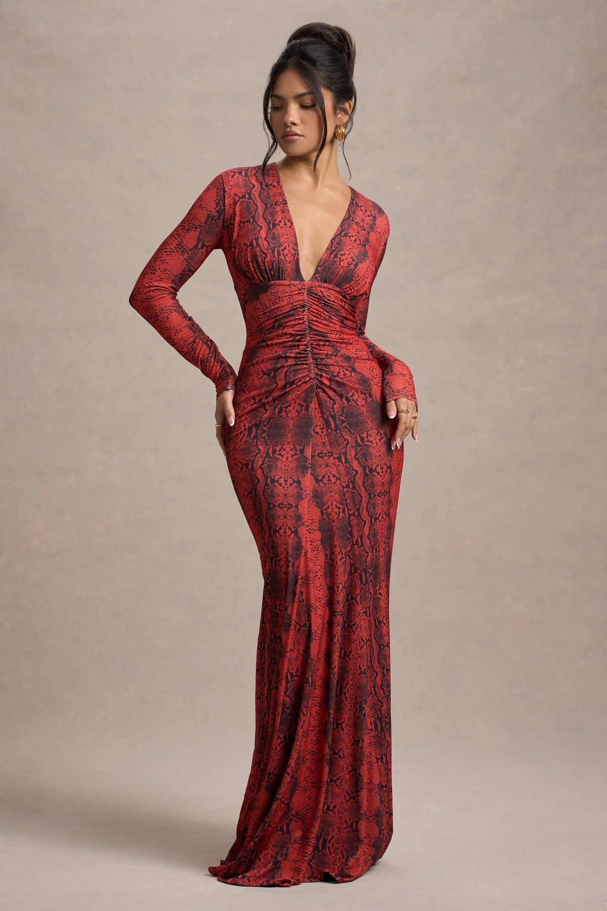 Mamba | Vestido largo de Estampado de Serpiente Rojo con Escote Pronunciado y Mangas Largas