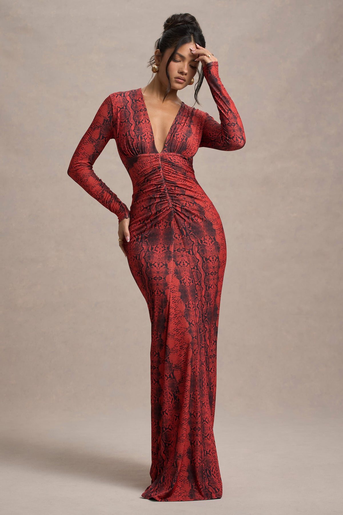 Mamba | Vestido largo de Estampado de Serpiente Rojo con Escote Pronunciado y Mangas Largas