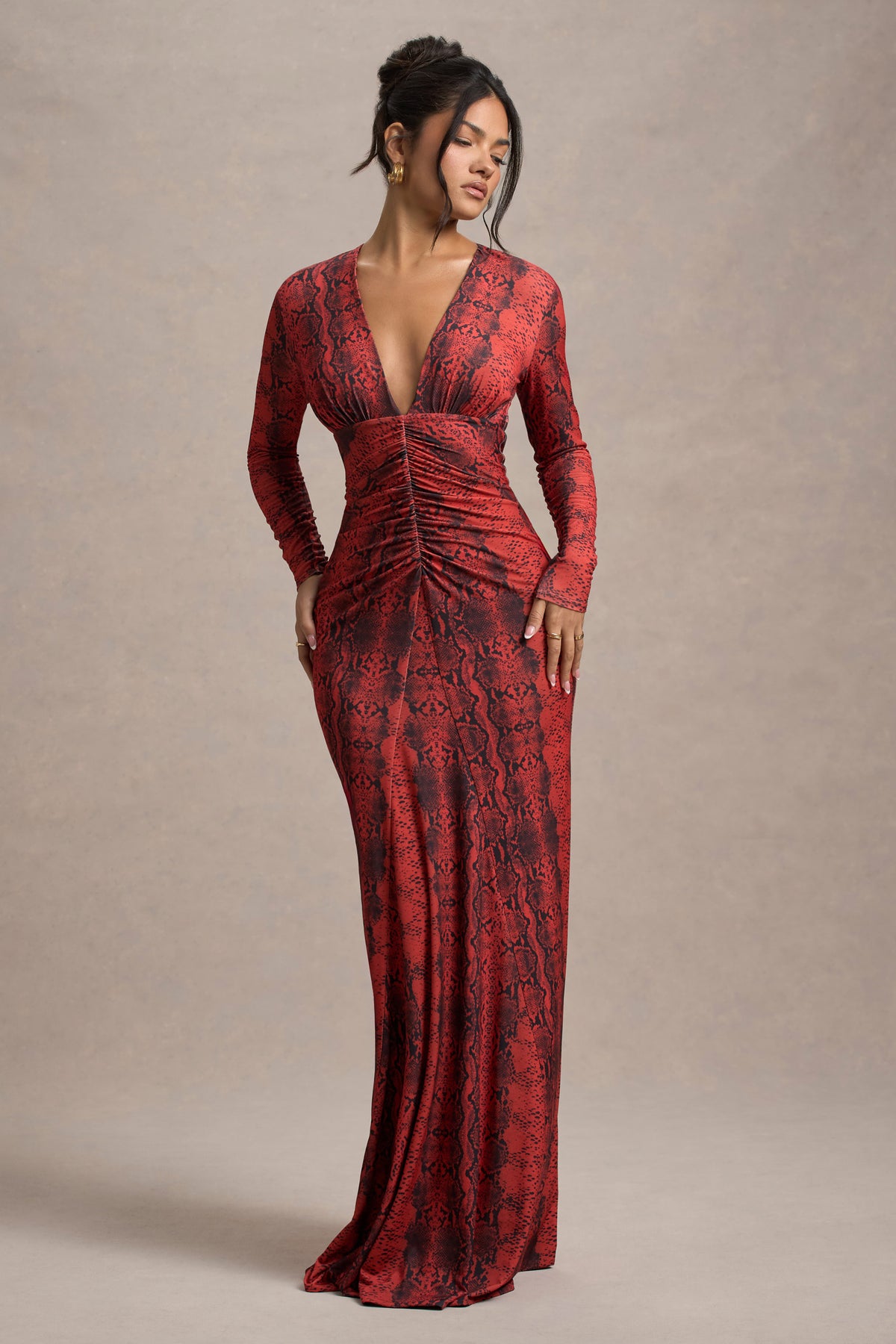 Mamba | Vestido largo de Estampado de Serpiente Rojo con Escote Pronunciado y Mangas Largas