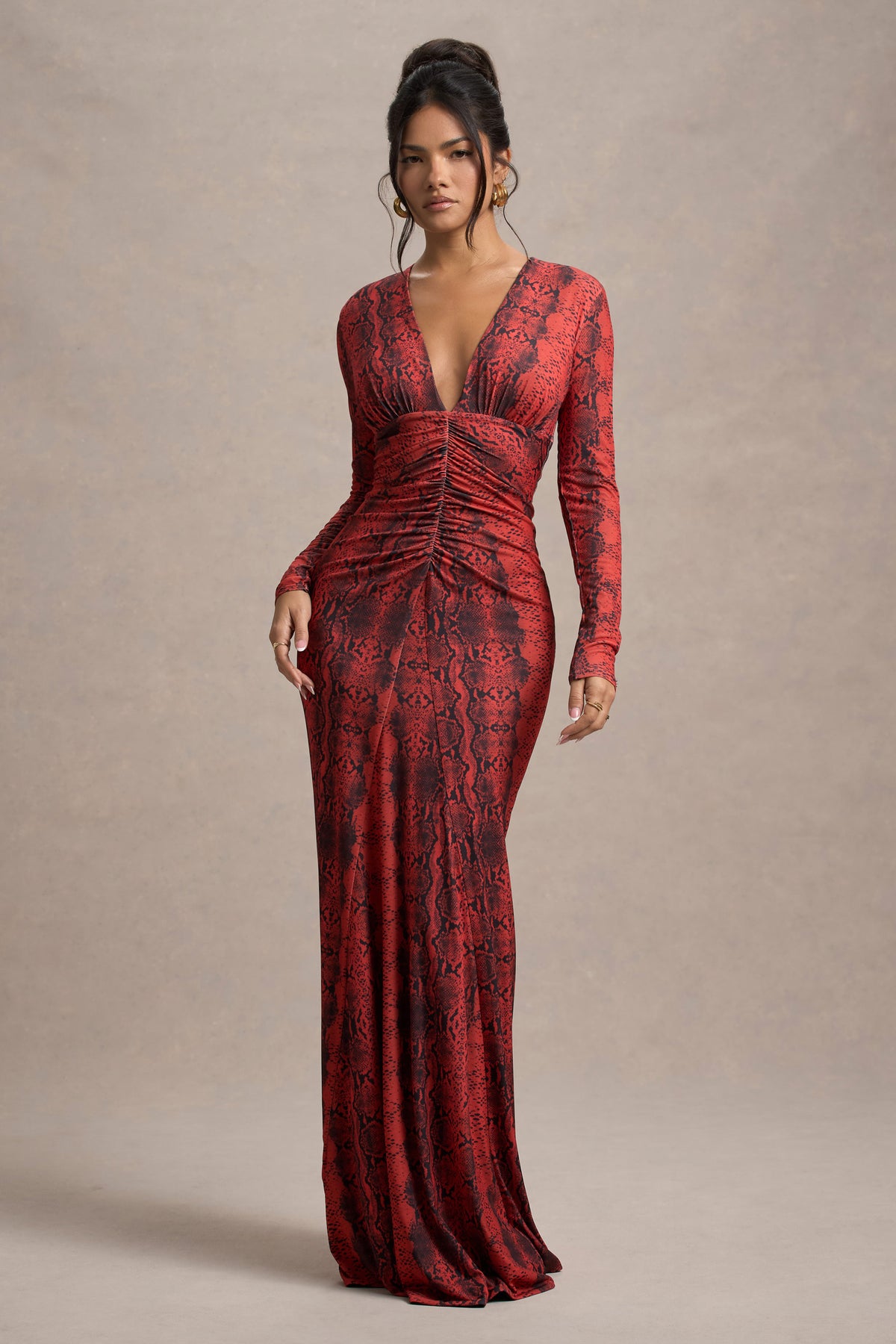 Mamba | Vestido largo de Estampado de Serpiente Rojo con Escote Pronunciado y Mangas Largas