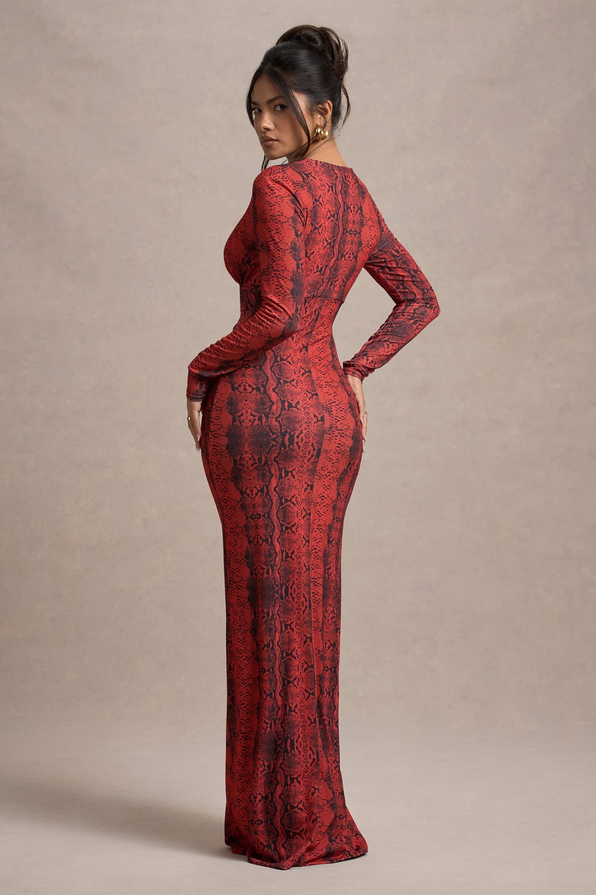 Mamba | Vestido largo de Estampado de Serpiente Rojo con Escote Pronunciado y Mangas Largas