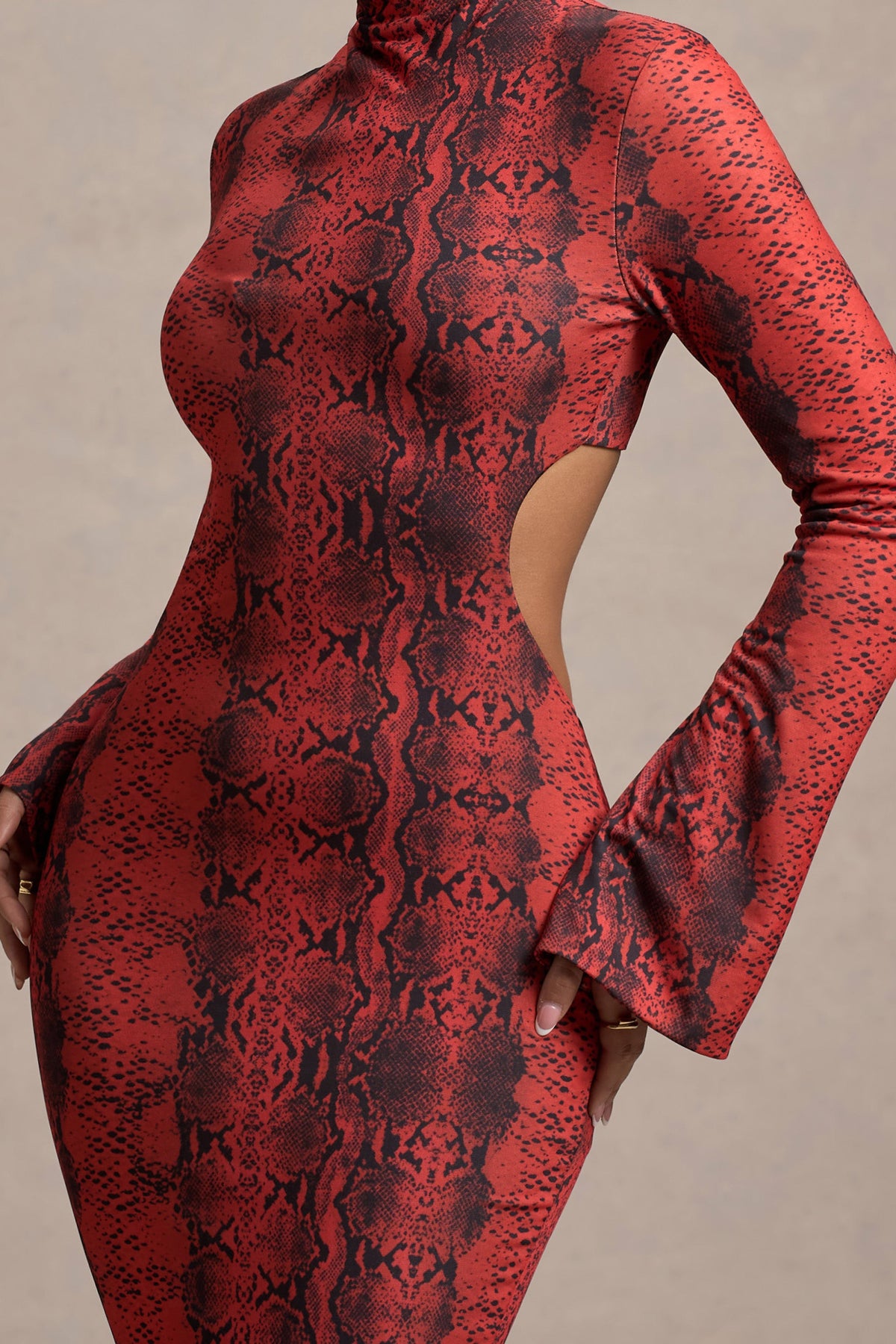 Arabia | Vestido largo de Estampado de Serpiente Rojo con Escote Alto y Corte en la Espalda
