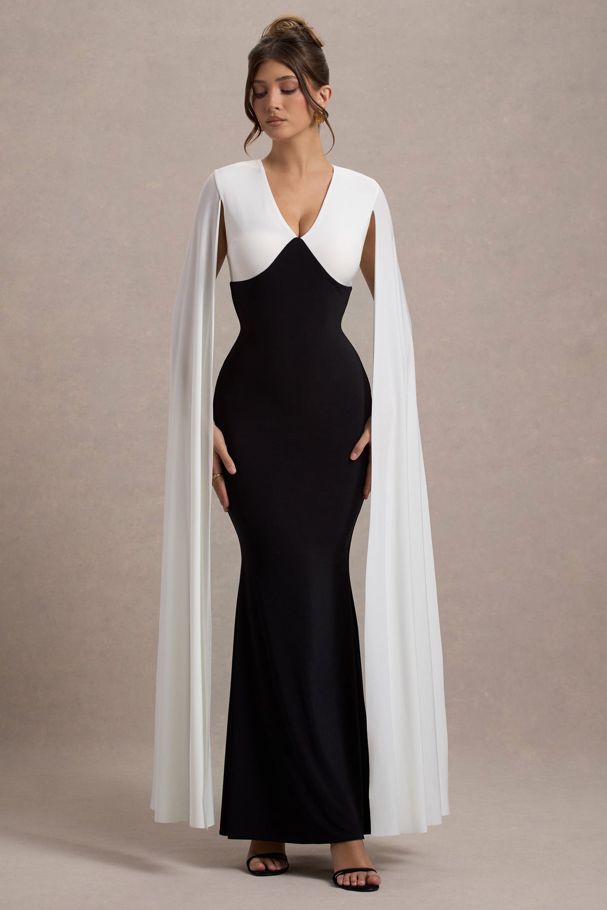 Grace Kelly | Vestido Largo Negro y Blanco con Escote Profundo y Mangas de Capa