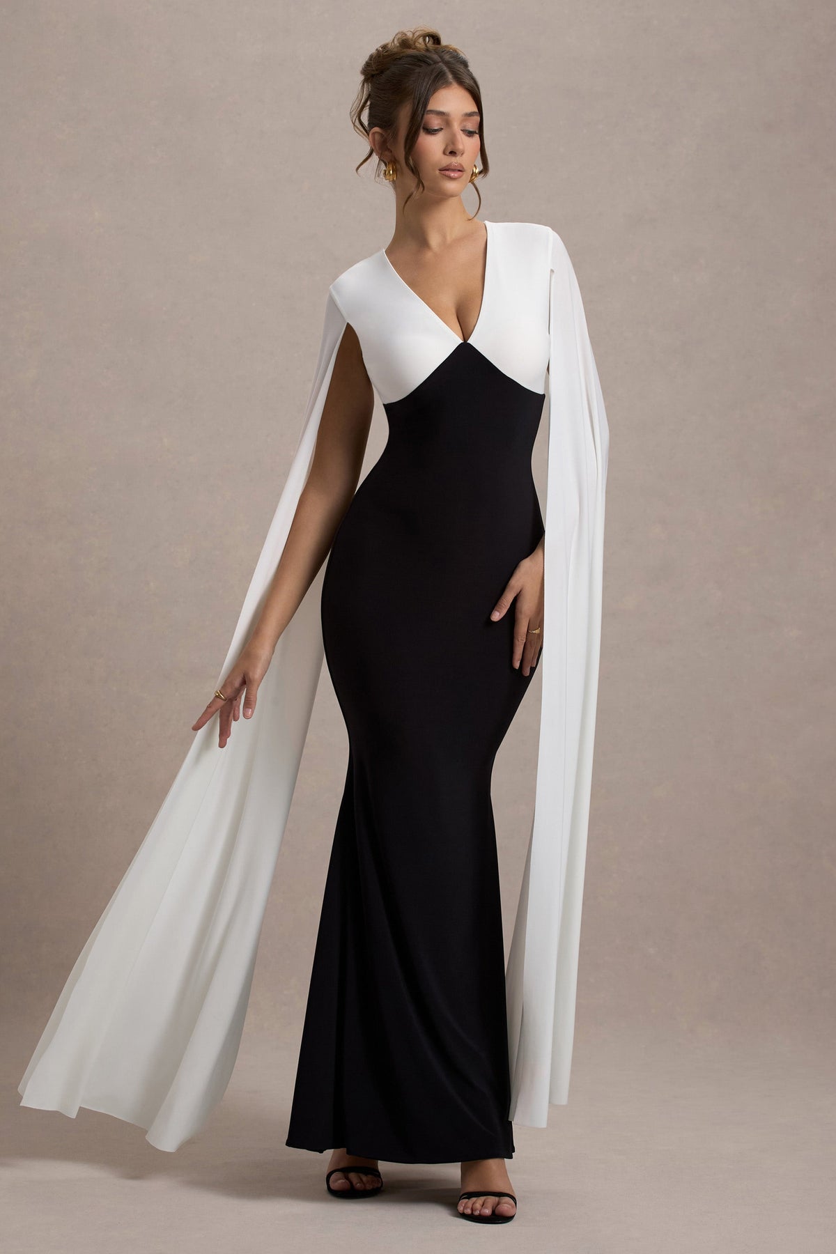 Grace Kelly | Vestido Largo Negro y Blanco con Escote Profundo y Mangas de Capa