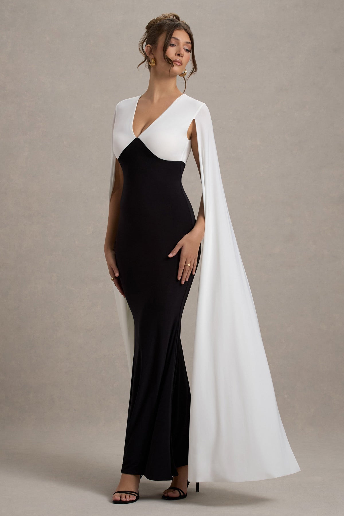 Grace Kelly | Vestido Largo Negro y Blanco con Escote Profundo y Mangas de Capa