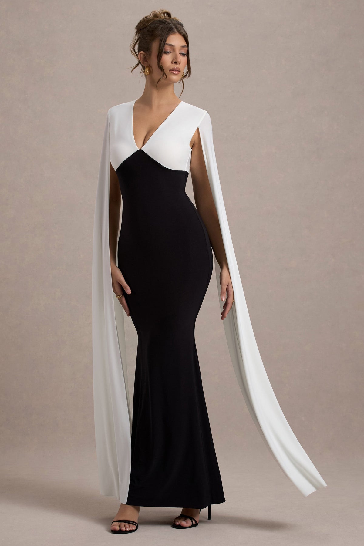 Grace Kelly | Vestido Largo Negro y Blanco con Escote Profundo y Mangas de Capa