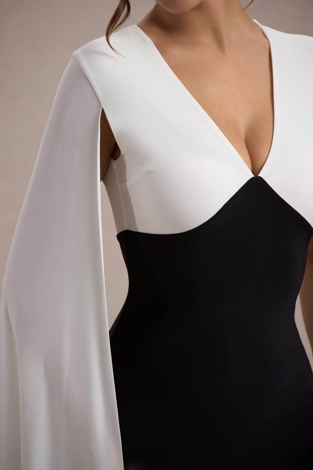 Grace Kelly | Vestido Largo Negro y Blanco con Escote Profundo y Mangas de Capa