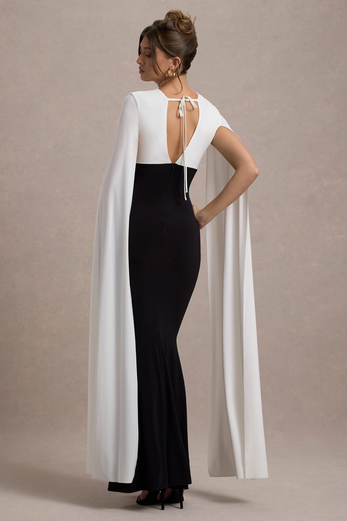 Grace Kelly | Vestido Largo Negro y Blanco con Escote Profundo y Mangas de Capa