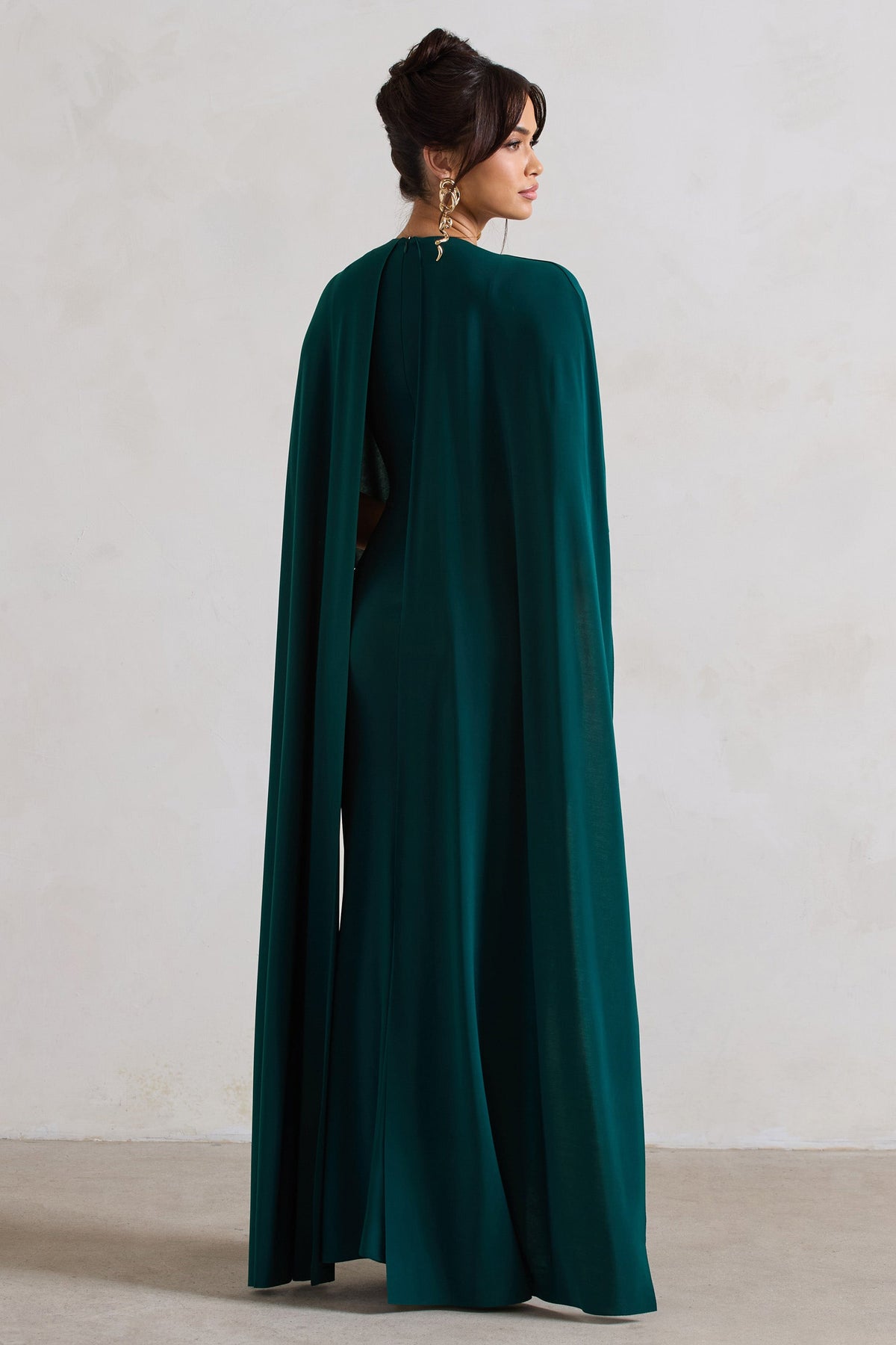 Padma | Vestido Largo Verde Botella con Mangas de Capa