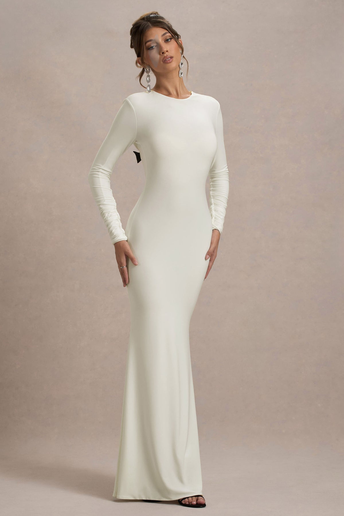 Rosalee | Vestido largo color crema de manga larga con espalda descubiertacon adornado con lazos